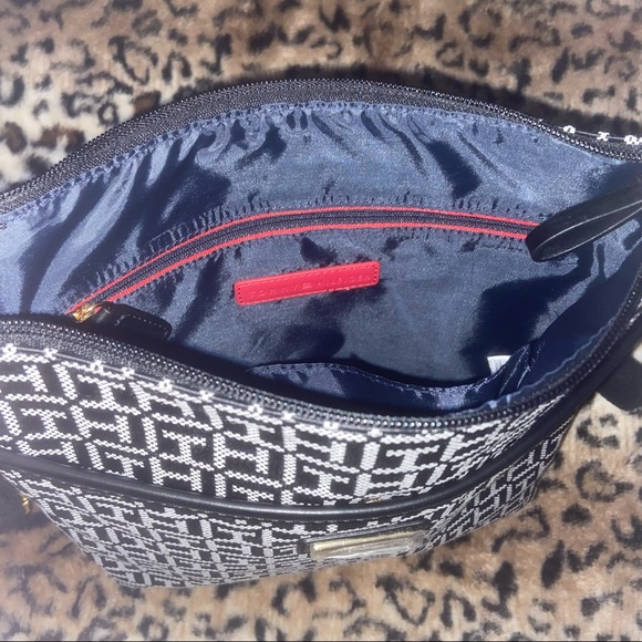 Tommy Hilfiger Crossbody Purse - Picture 5 of 6